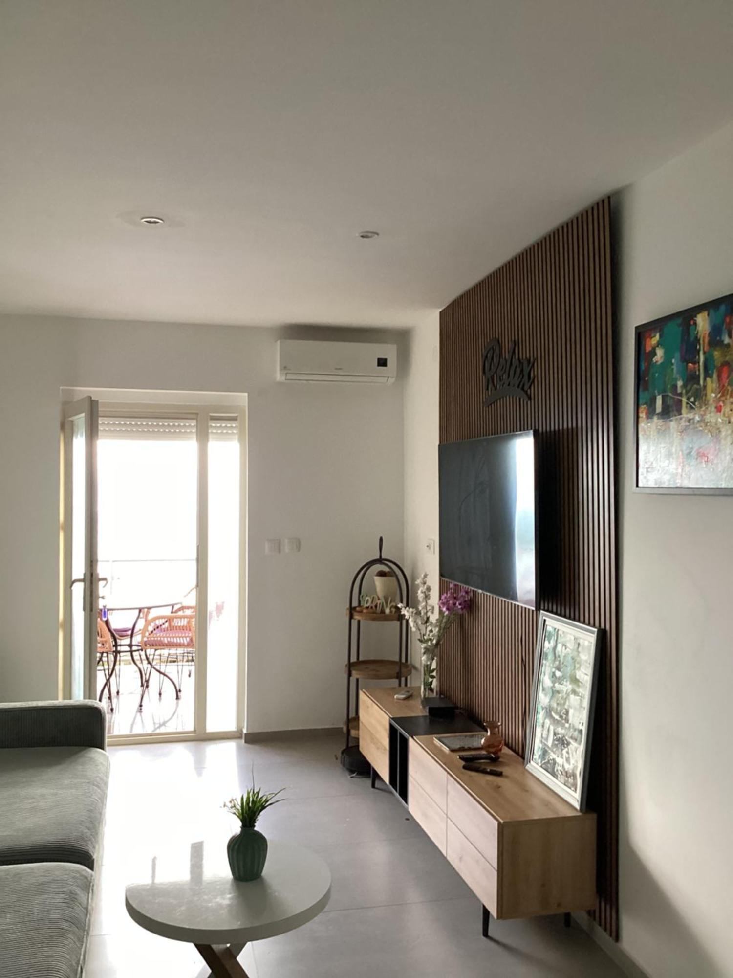 Melanie Apartma *